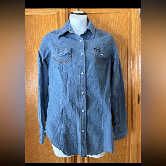 Wrangler Tops - Wrangler button down shirt size S